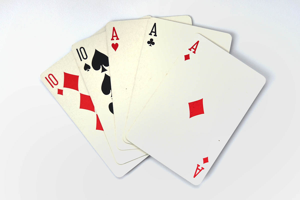 Тройка и пара складываются в фулл-хаус. Источник: ARNIK PRATAMA / Shutterstock / FOTODOM