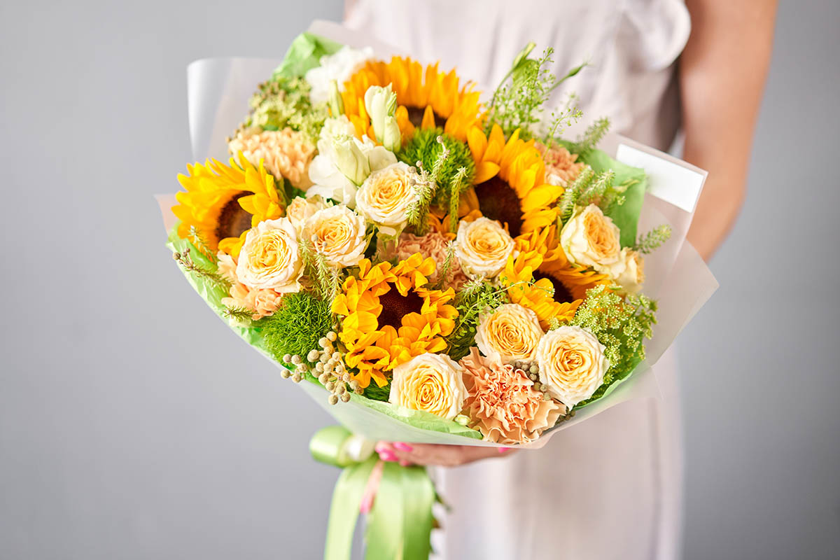 Микс-букеты из разных цветов позволяют создать объемную композицию. Источник: Fusionstudio / Shutterstock / FOTODOM