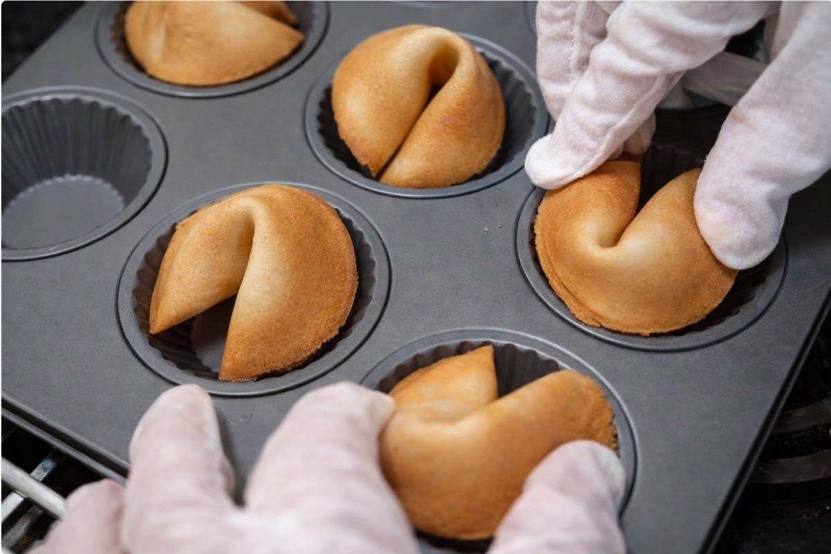 Формировать печенье можно с помощью стакана и формочек для кексов. Источник: нейросеть