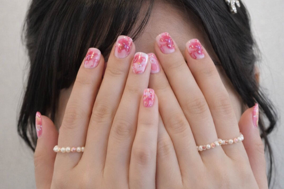 Розовые разводы с золотой фольгой. Источник: нейросеть