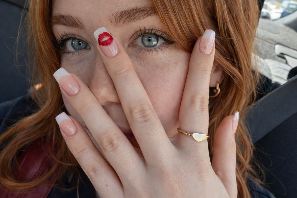 Классический френч с рисунком поцелуя. Источник: нейросеть