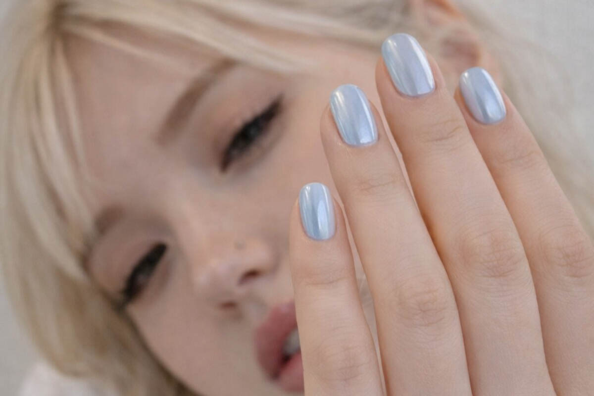 Небесно-голубые ногти. Источник: нейросеть