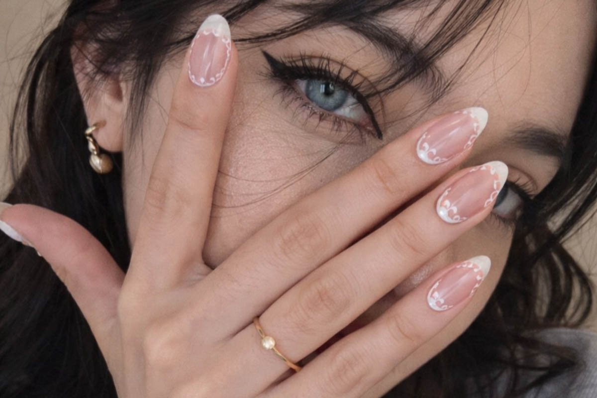 Двойной френч с рюшами. Источник: нейросеть