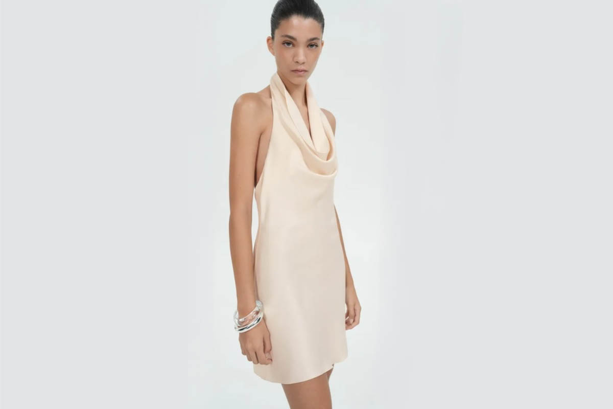 Платье-безрукавка с драпировкой от Mango. Источник: lamoda.ru
