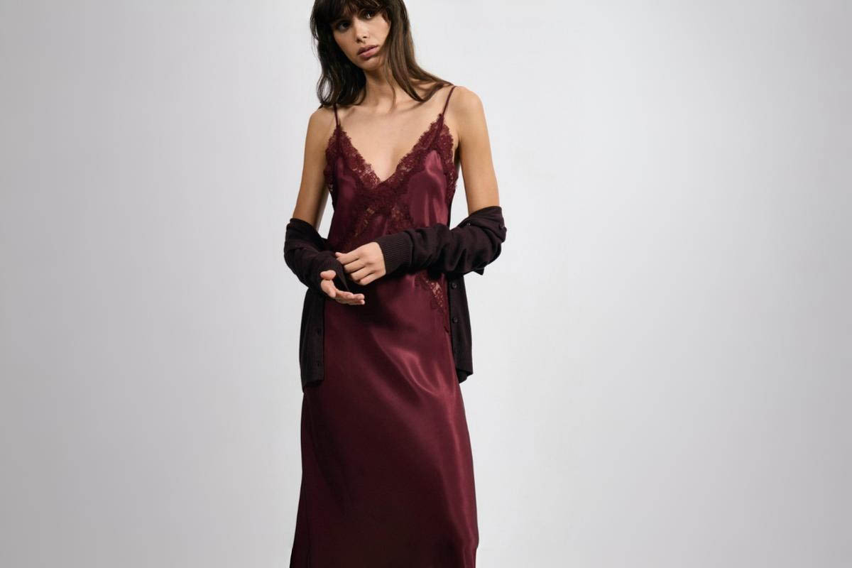 Бордовое платье-комбинация. Источник: lime.com