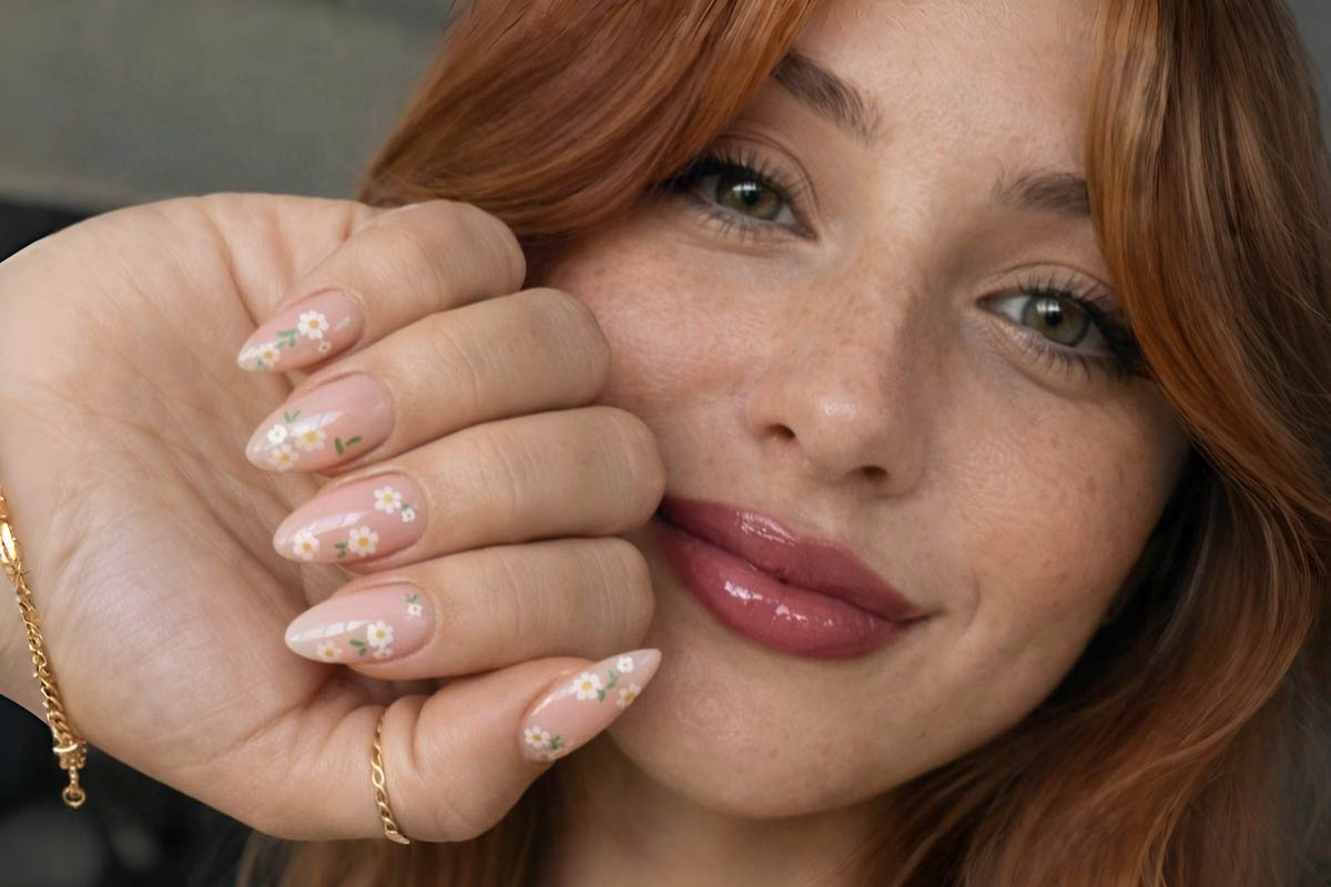 Цветочный маникюр. Источник: нейросеть