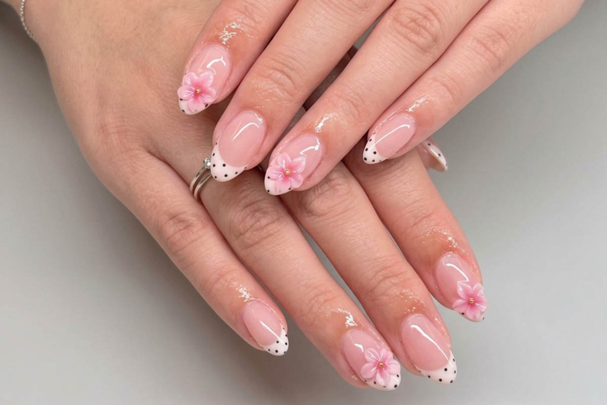 Дизайн с объемными украшениями, френчем и узором «точка». Источник: нейросеть