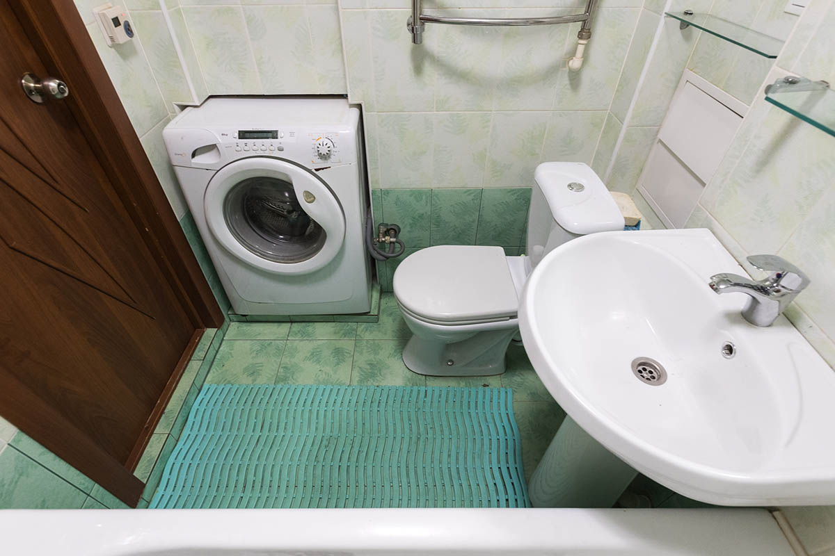 Если установить стиралку в нишу в совмещенном санузле, машинка будет занимать минимум полезной площади. Источник: Artem Glushchenko / Shutterstock / FOTODOM