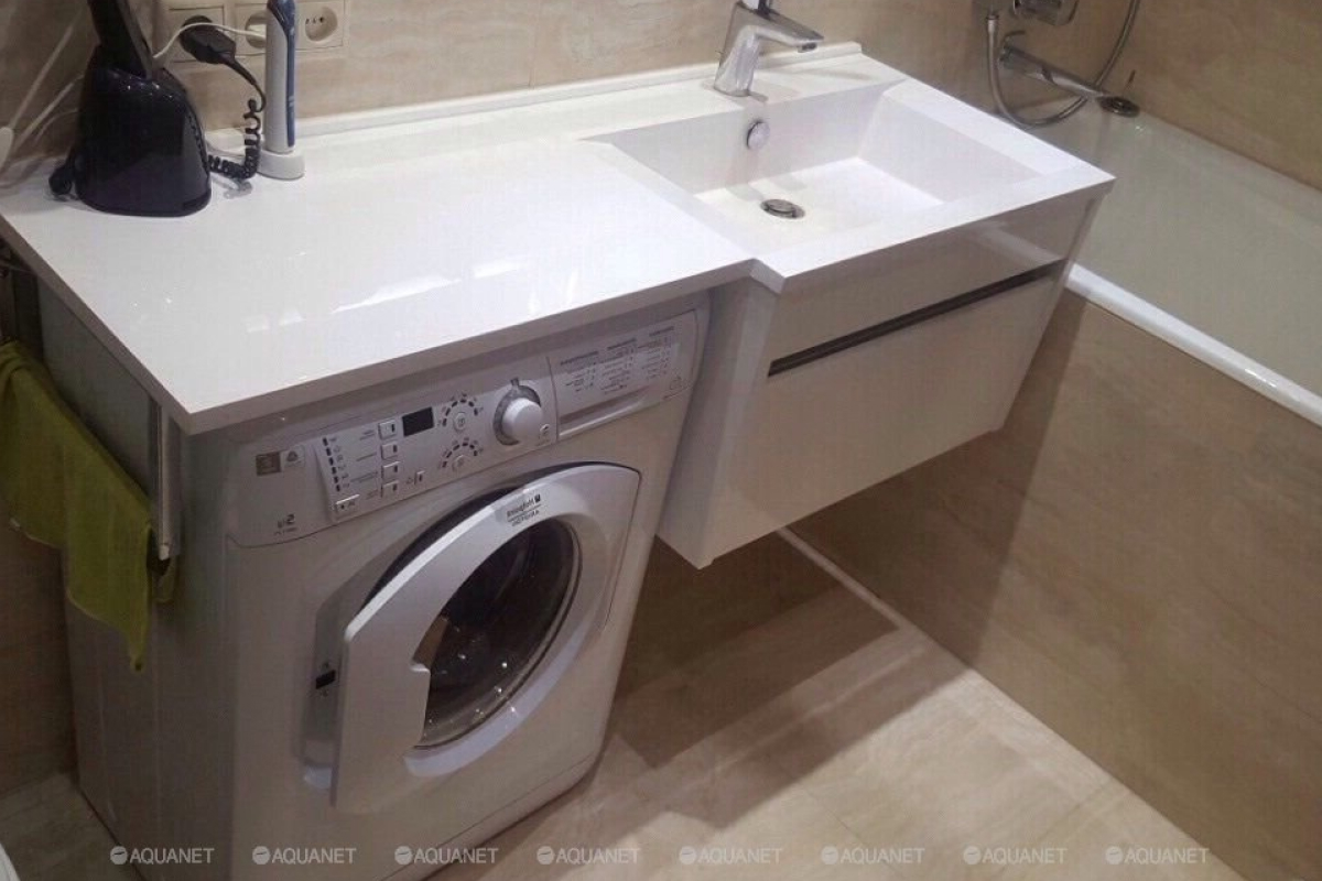 Под раковиной можно повесить шкафчик с выдвижными ящиками. Источник: aquanet.ru