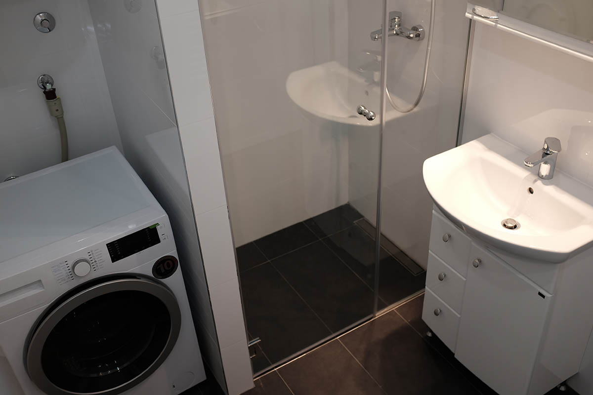 Популярное место для ниши — между душем и стеной. Источник: Cryptographer / Shutterstock / FOTODOM