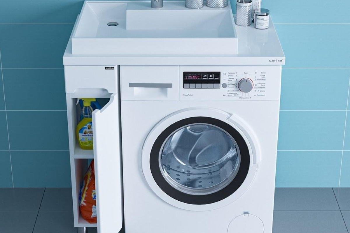 Одну компактную зону занимают сразу три предмета — стиралка, шкафчик и раковина. Источник: aquanet.ru