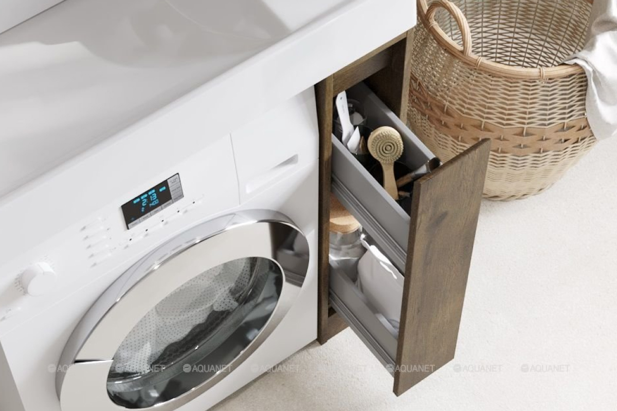 Шкафчик может быть выдвижным — как у тумбы под раковину «Aquaton Лондри 20». Источник: aquanet.ru