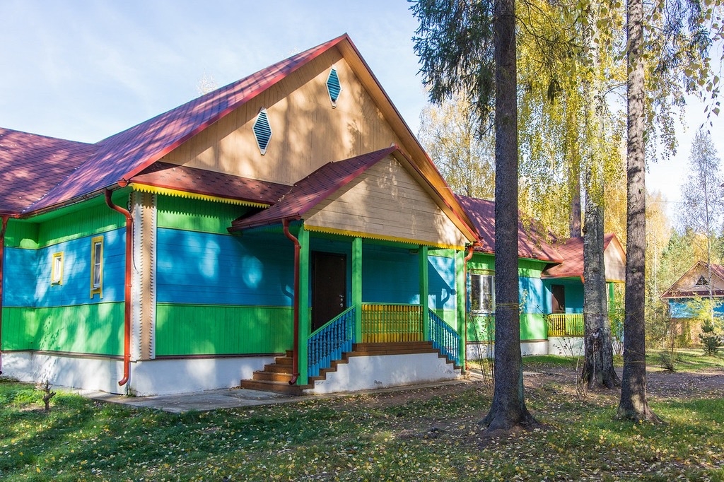 Дети живут в уютных домиках. Источник: vk.ru/maksatihacamp