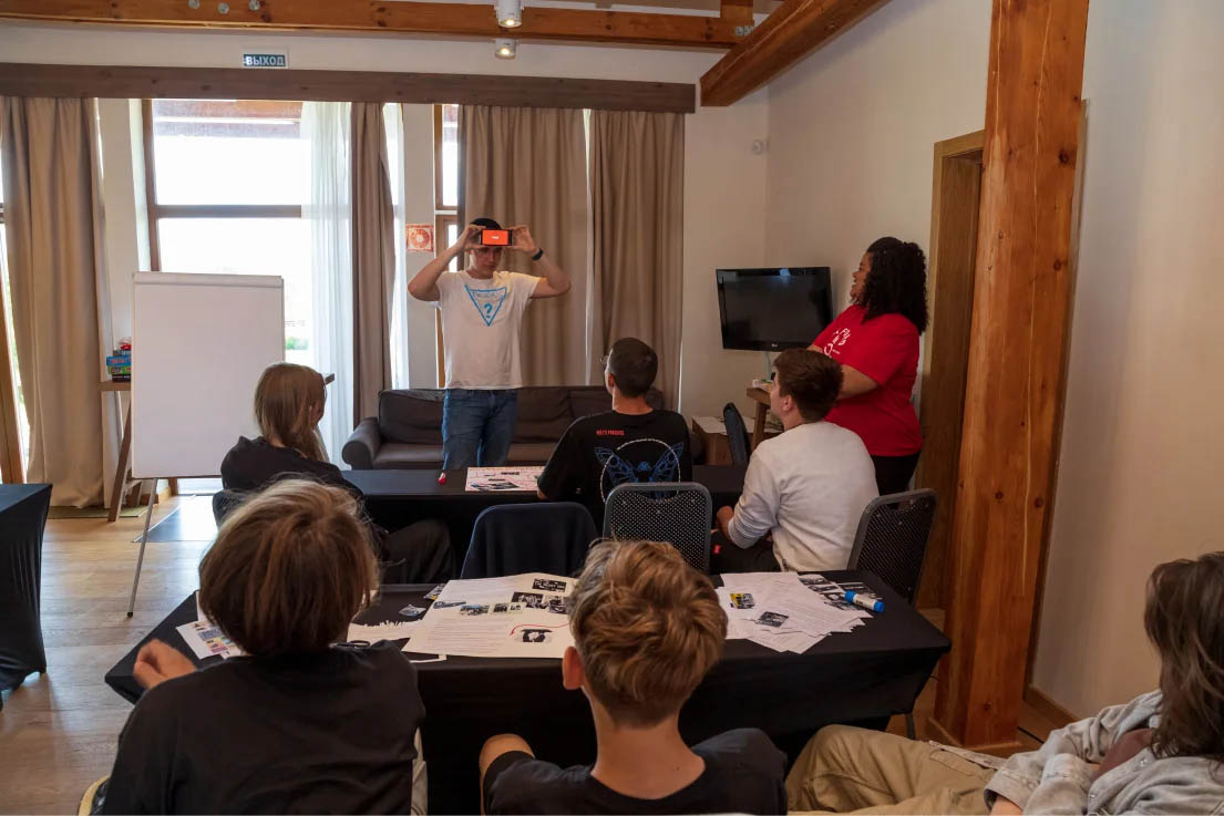 Ребенок полностью погружается в языковую среду. Источник: oxfordcamp.ru/highschool