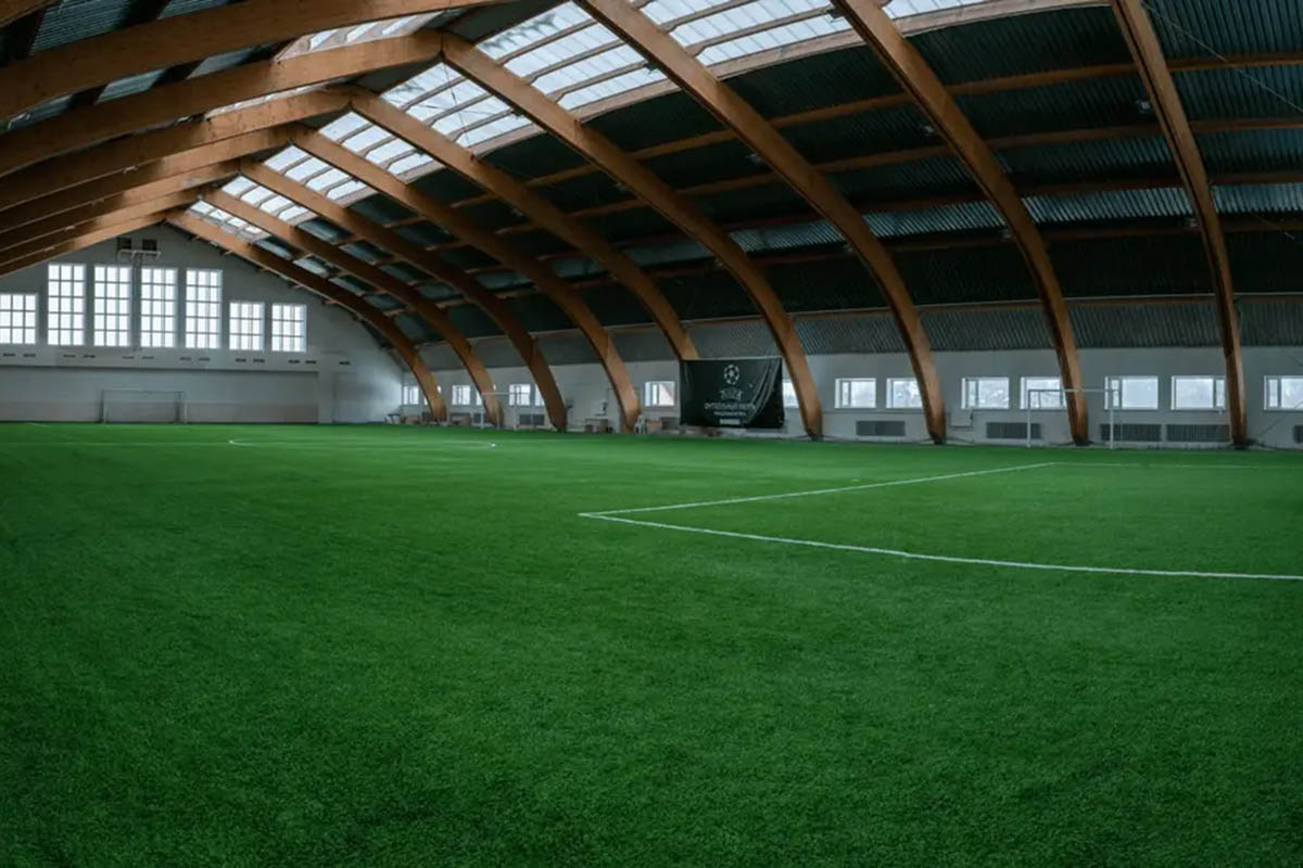 В лагере есть крытый стадион. Источник: camp.meteorfootball.ru