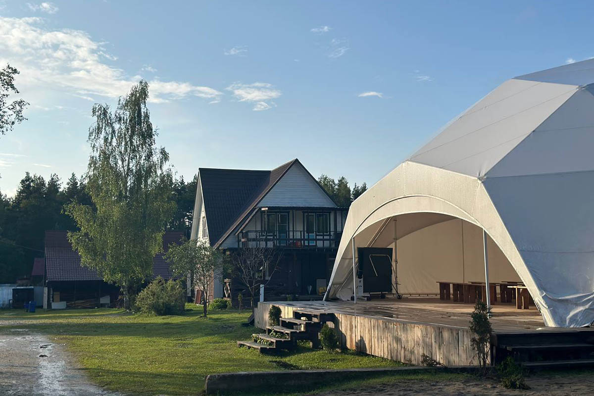 Размещают детей в небольших домиках. Источник: kazachok-camp.ru