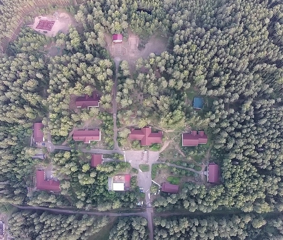 Лагерь окружен лесом. Источник: vk.ru/maksatihacamp