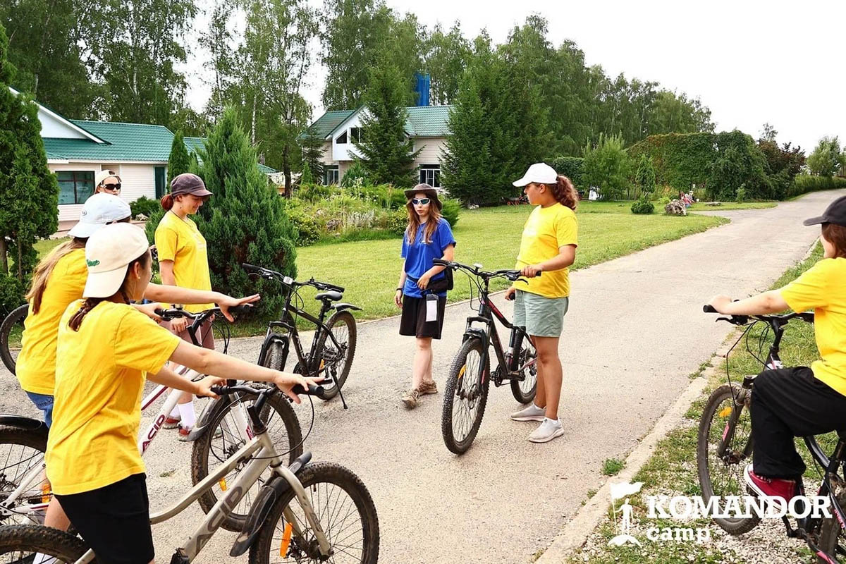 Летний досуг не ограничивается верховой ездой. Источник: vk.ru/komandorcamp