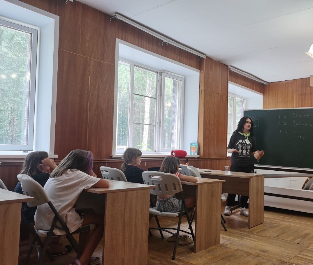 Занятия организуют в интерактивном формате. Источник: vk.ru/englishplanetcamp