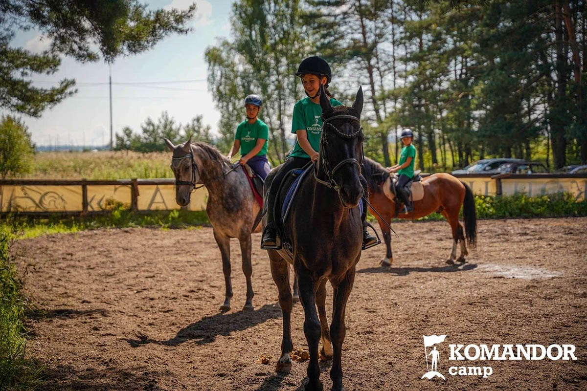 В «Командоре» насыщенная программа общения с лошадьми. Источник: vk.ru/komandorcamp