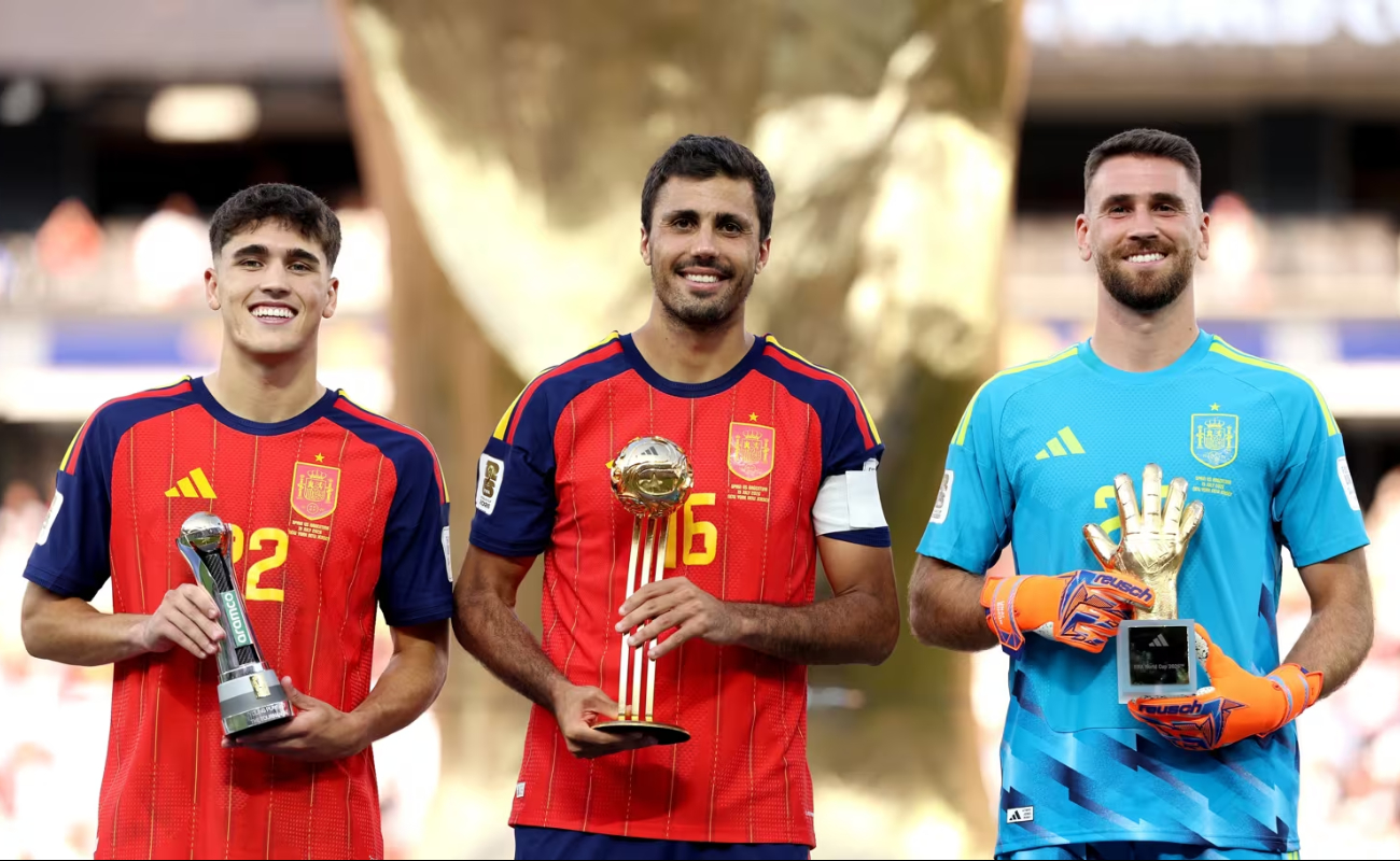Слева направо: Пау Кубарси, Родри, Унаи Симону. Источник: fifa.com