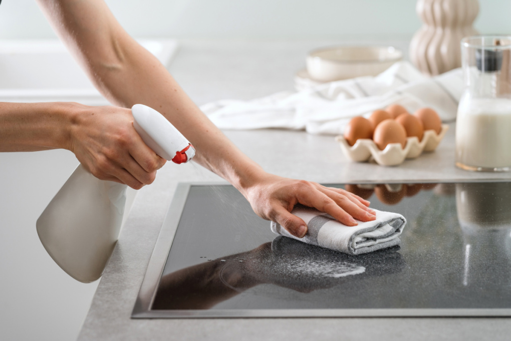 Чтобы помыть такую плиту, намочите в мыльном растворе тряпку и протрите поверхность