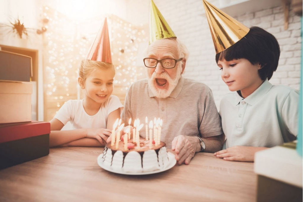 Подарок дедушке на день рождения может быть трогательным и сентиментальным