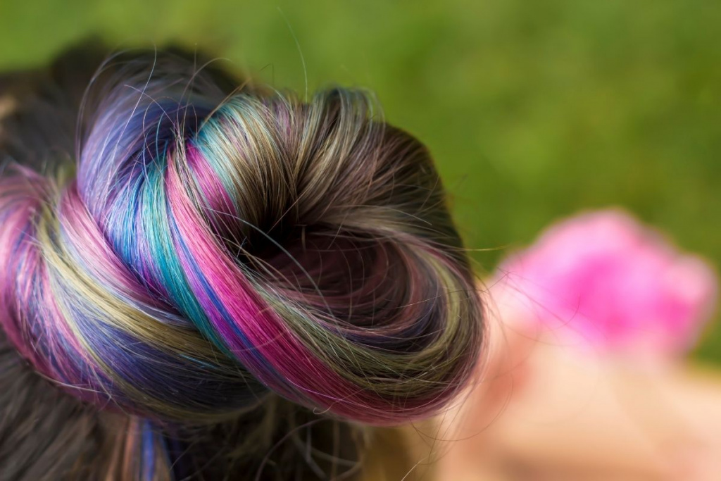 Традиционные пучок или коса с цветными нитями раскрываются по-новому