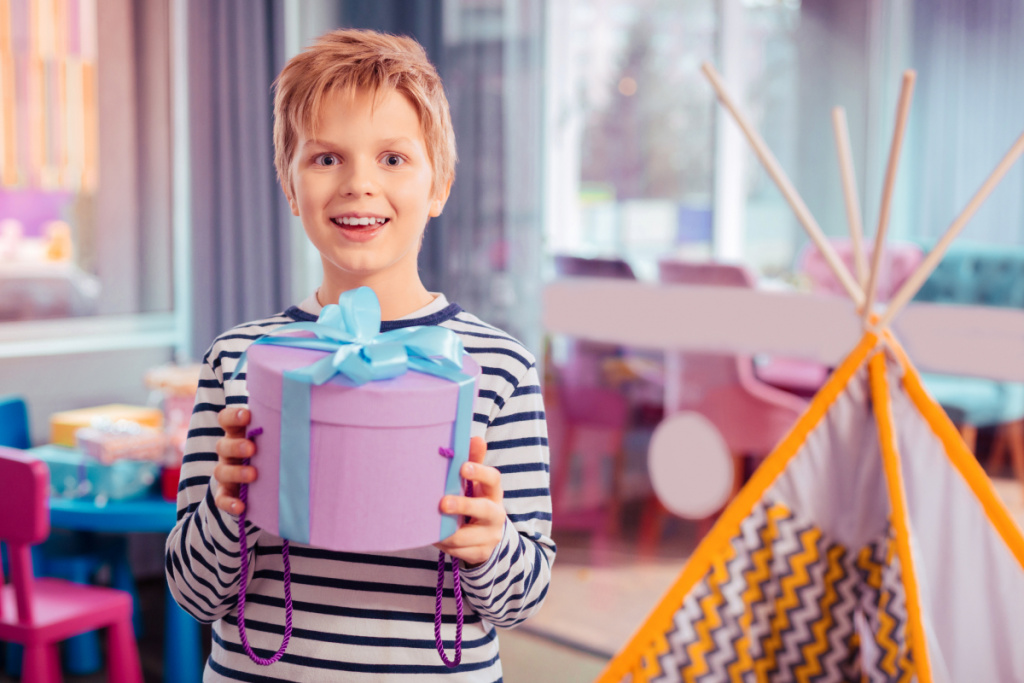 Подарок, учитывающий индивидуальность ребенка, — это еще один способ показать, что его ценят, что он важен и нужен