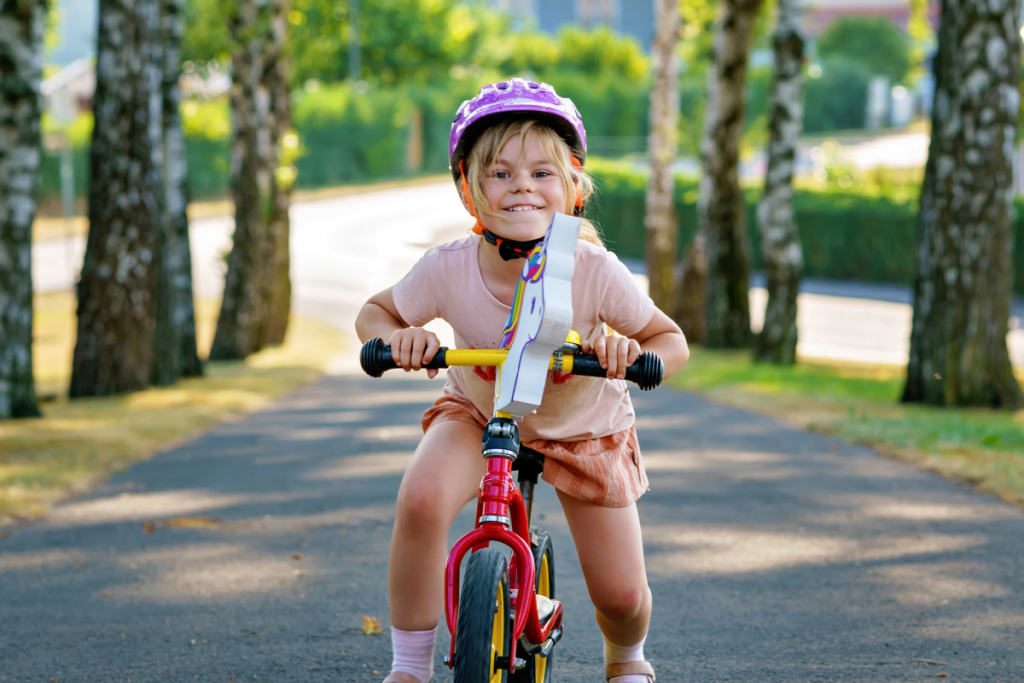 Непоседам лучше выбрать велосипед в подарок: так они найдут, куда выплеснуть энергию, и заодно спортом займутся
