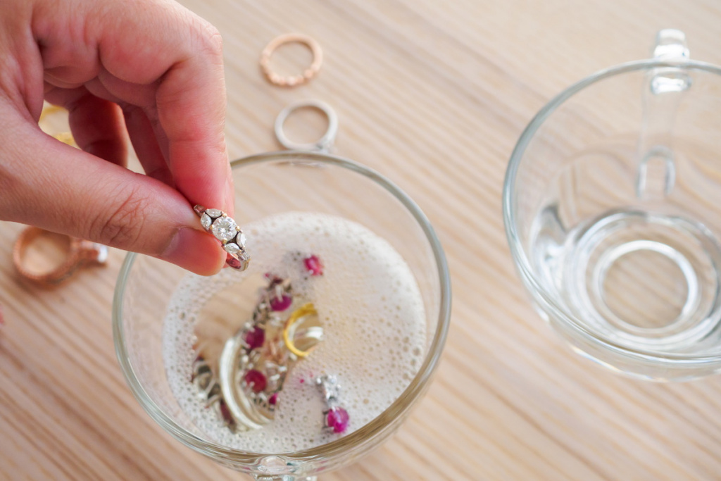 10 Способов убрать воду из стакана. Чем в домашних условиях можно почистить золото