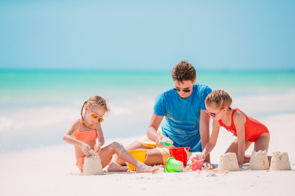 отпуск море дети строят из песка пляж