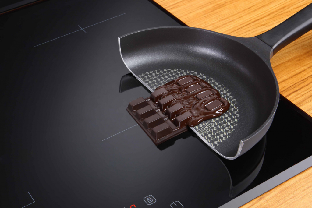 На индукционной плите тает только та часть шоколадки, которая лежит на сковороде