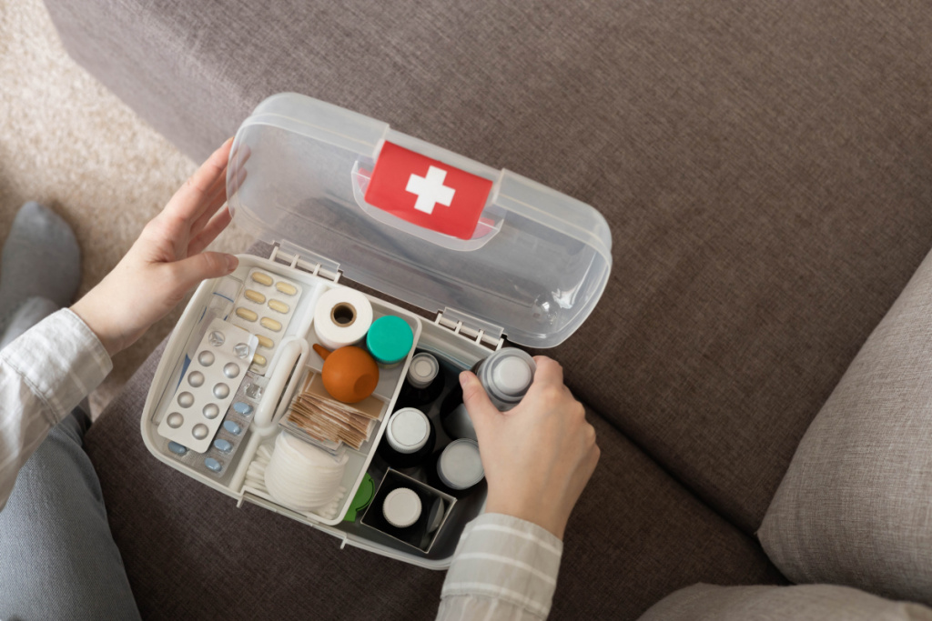 Если вы задумываетесь, чем отбелить вещи в домашних условиях, то можете использовать содержимое вашей аптечки