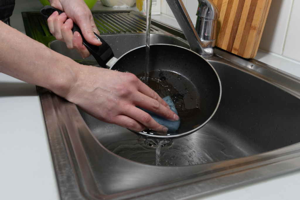 отмыть сковороду хозяйственным мылом