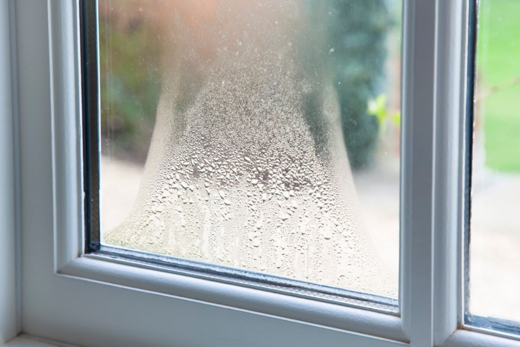 Конденсат на окнах и почему потеют пластиковые окна. Как избавиться от запотевания окон.