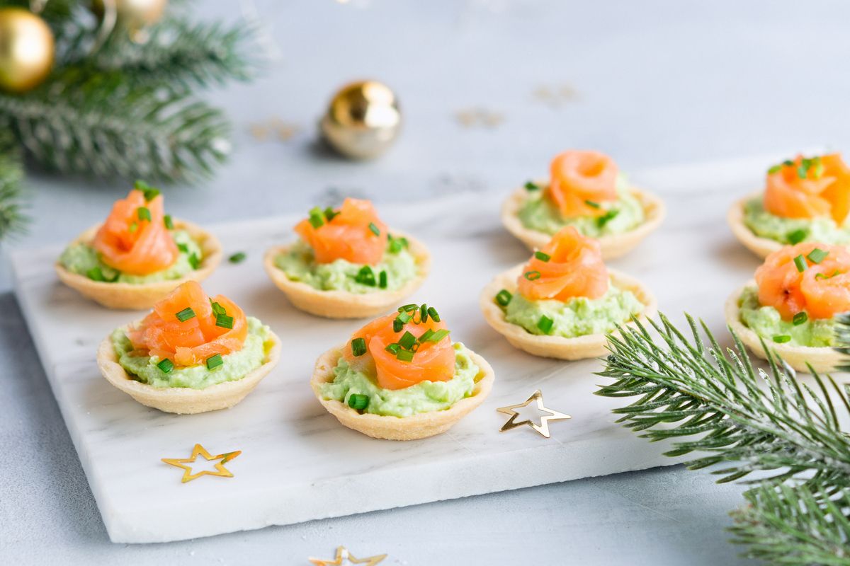 35 рецептов быстрых и вкусных закусок на Новый год: от тарталеток до ПП