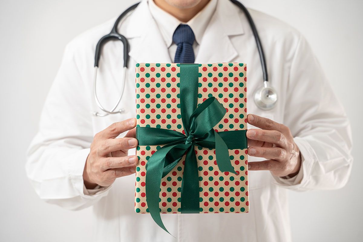 Что можно подарить врачу в знак благодарности. Что подарить женщине врачу в знак благодарности.