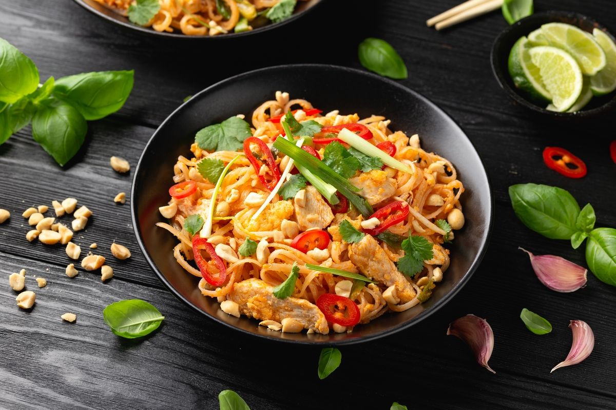 пад тай с курицей