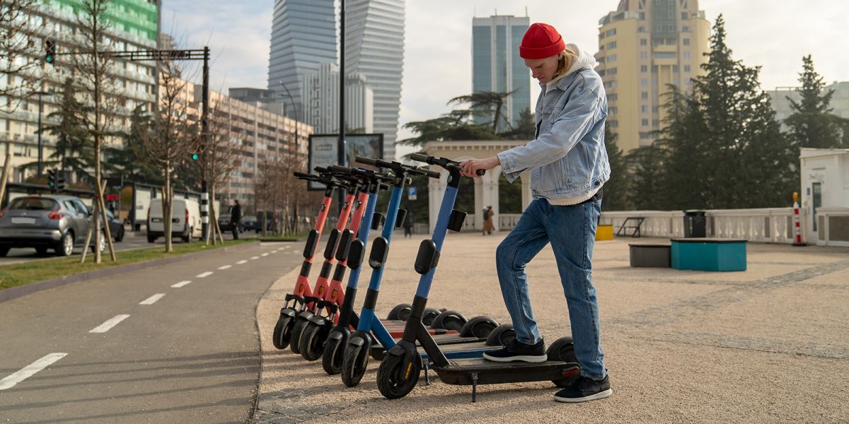 Самокатам не разрешат парковаться в центре Петербурга