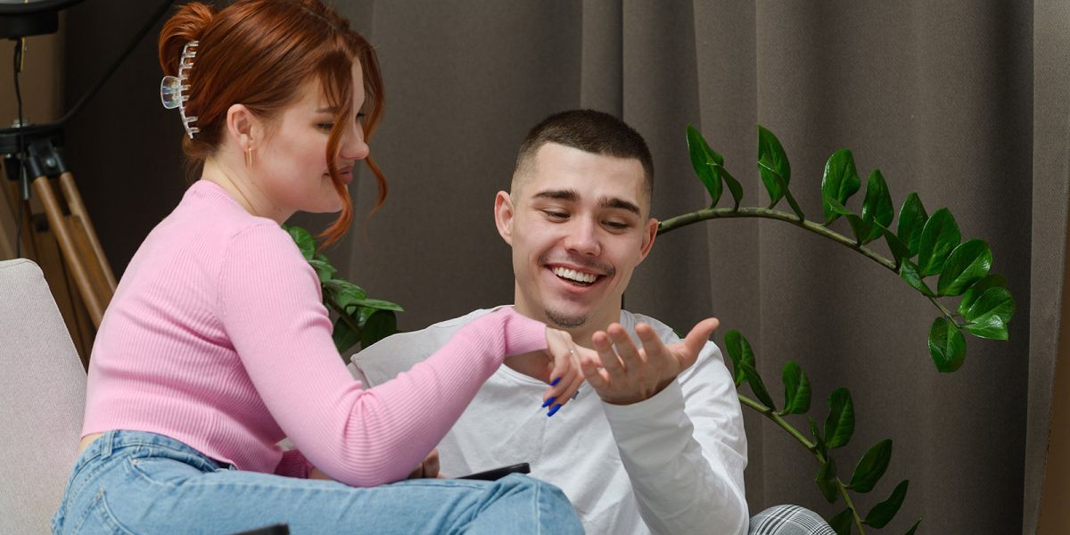 К чему чешется левая ладонь: толкование приметы