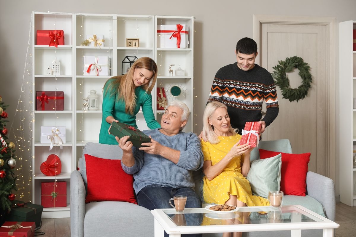 что подарить родителям девушки